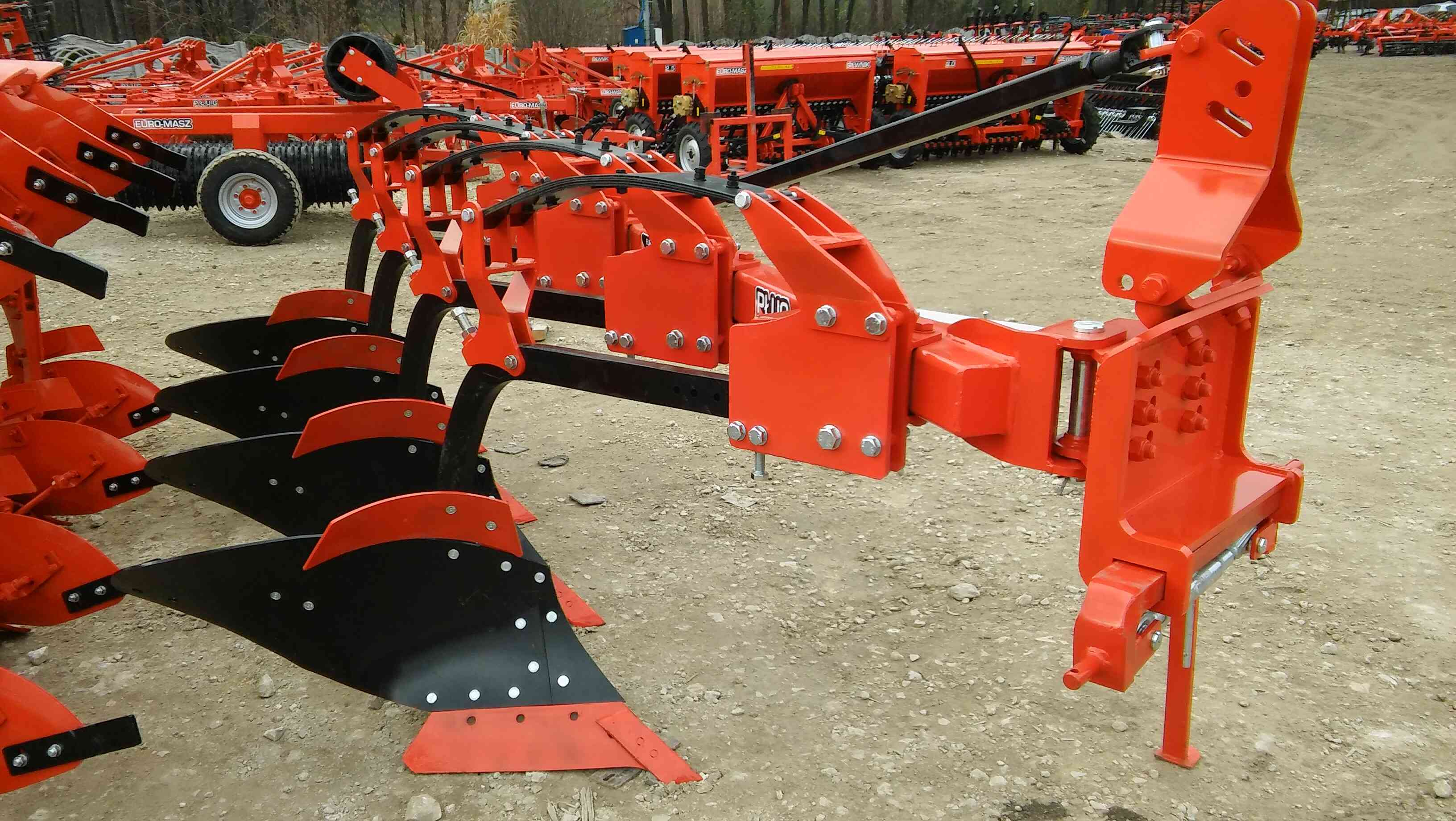 Pług jednobelkowy resorowy 4